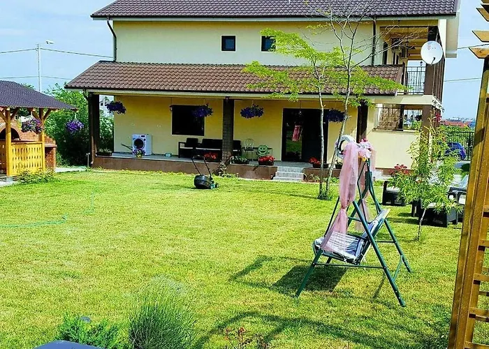 Casa Cu Flori Două Mai