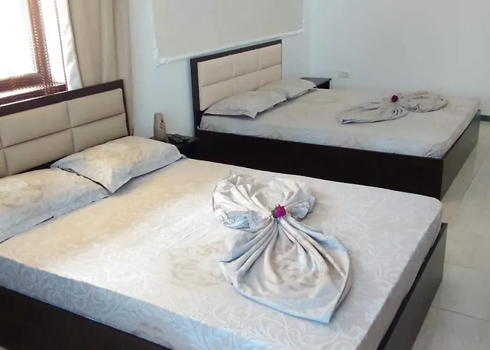 Casa Cu Flori Două Mai