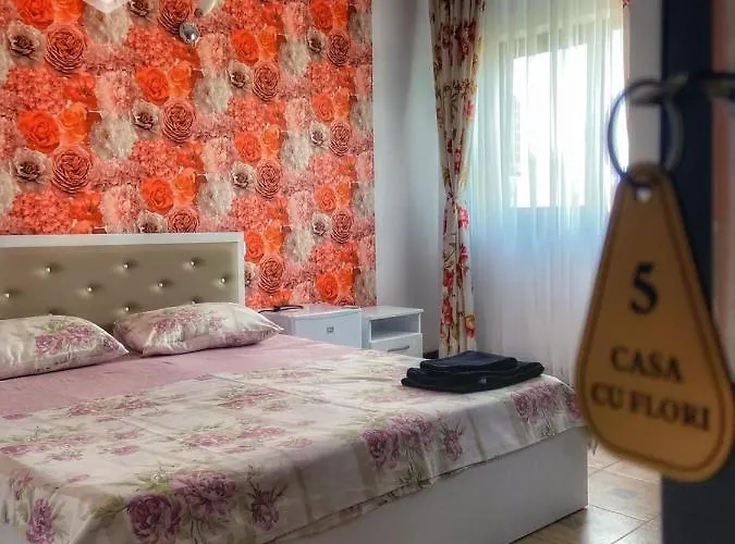 Casa Cu Flori Două Mai