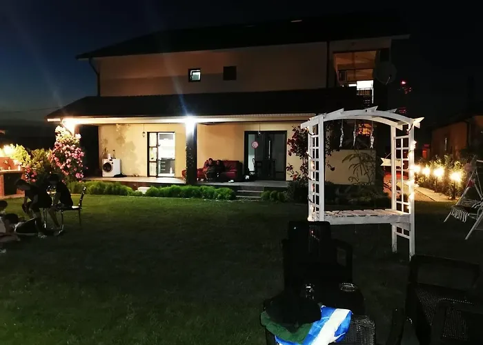 Casa Cu Flori Două Mai