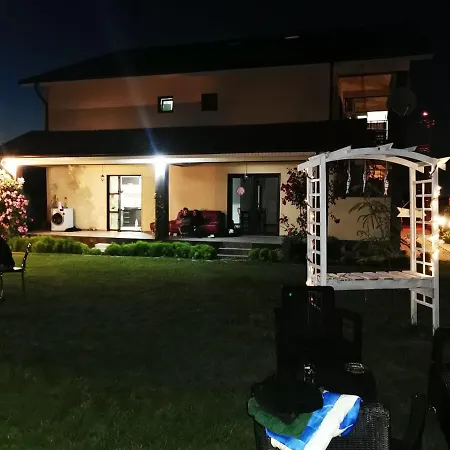 Casa Cu Flori Două Mai